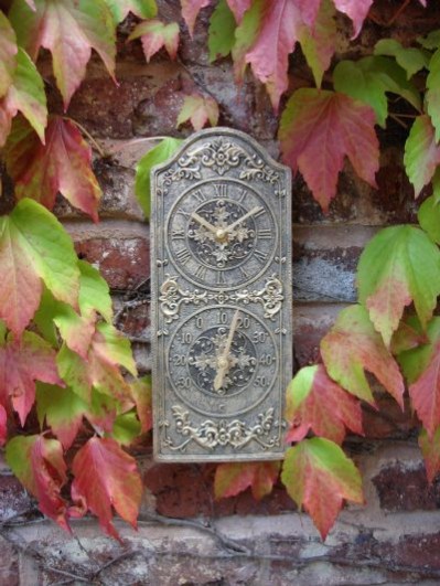 Dekorative Gartenuhr mit Thermometer im Bronze-Look